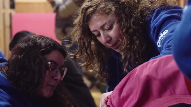 Una voluntaria comparte una actividad con una participante de la escuela Andrés Bello